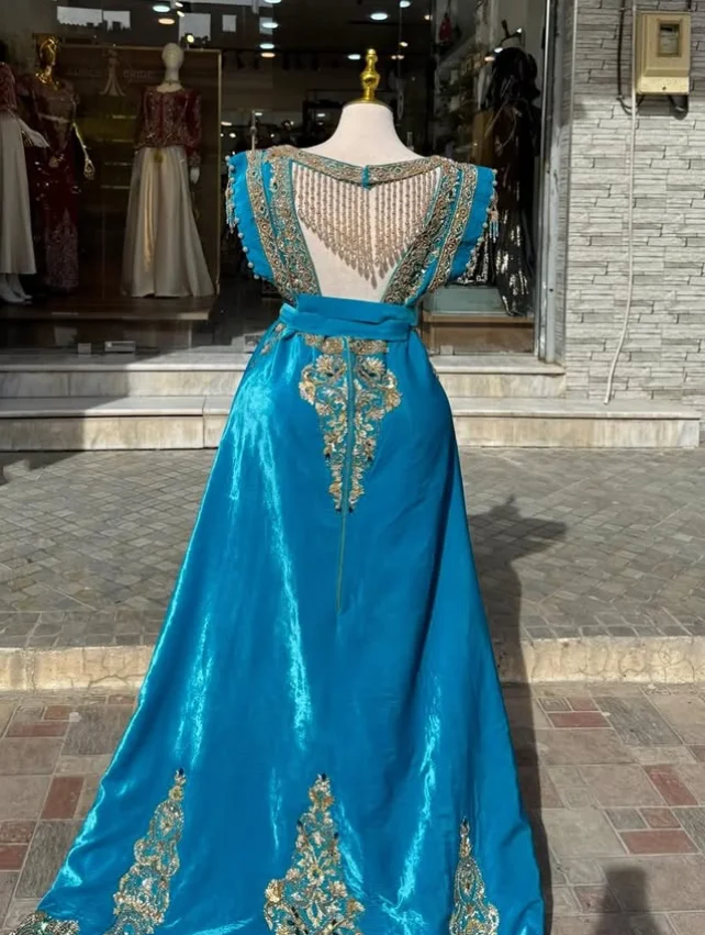 Aangepaste pauwblauwe Kosovo-avondjurken V-hals mouwloos gouden kant kralen inleg een lijn Turkse stijl formele galajurken