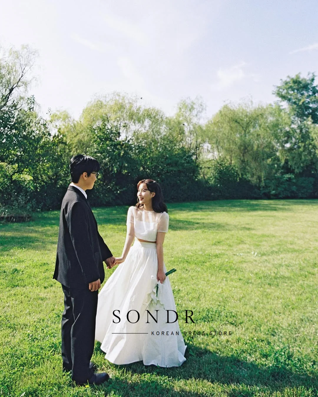 Sondr O-hals Korte Mouwen Illusie Koreaanse Trouwjurken 2-delige Set Outdoor Fotoshoot Bruidsjurk Aangepaste Drukknopen