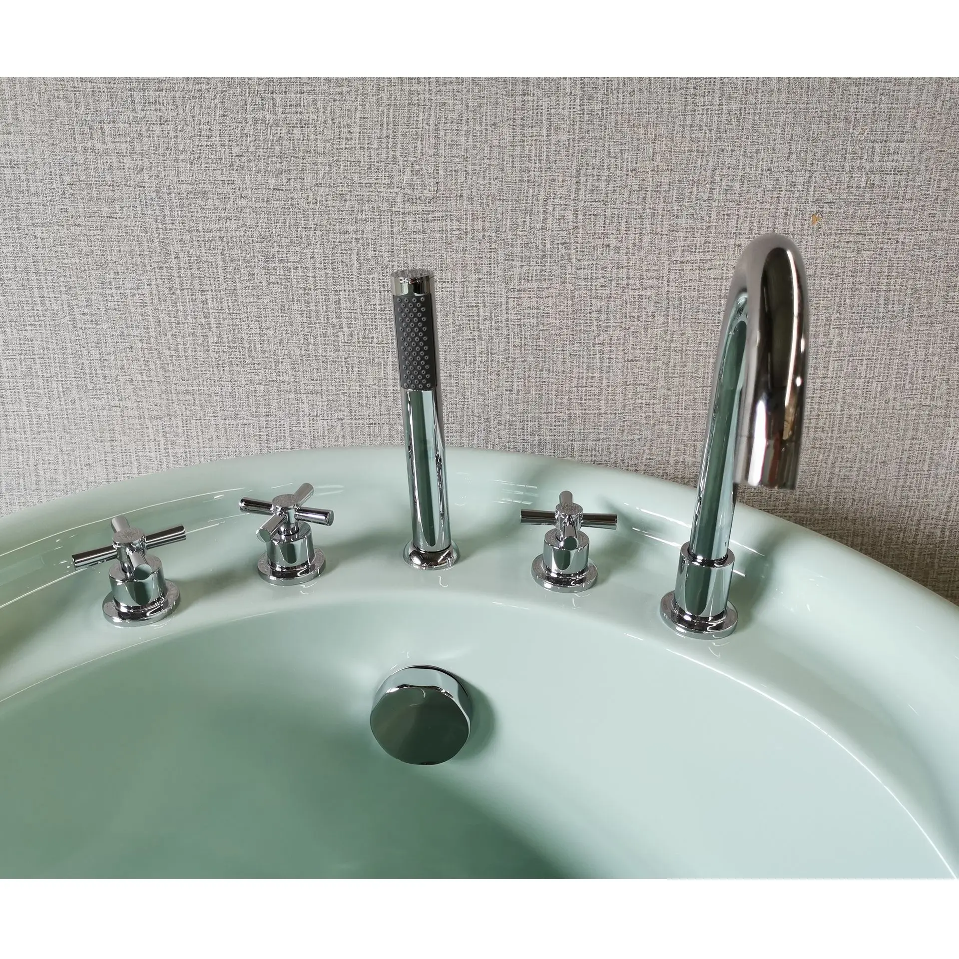 Moderne Acrylbadewanne für kleine Wohnungen