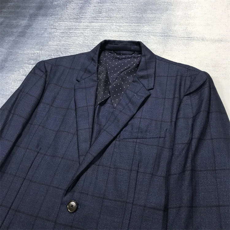 

The men's suit jacket that stands the test of time. Classic and always in style 26-42 2783