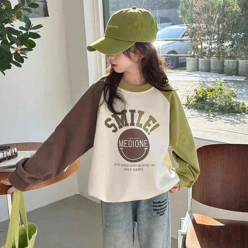 

Новинка 2025, свитшот с круглым вырезом для девочек, весна/осень, детский стильный топ среднего и большого размера со смайликом и цветными блоками