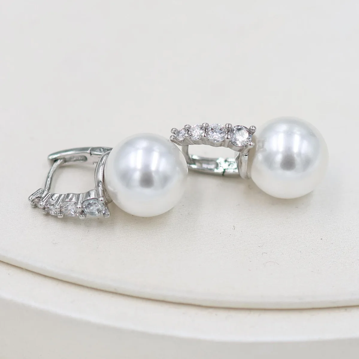 Aros de oreja con hebilla de perlas para mujer, chapados en oro y latón, elegantes, de primera calidad, base para pendientes DIY, aptos para perlas de 8-14 mm