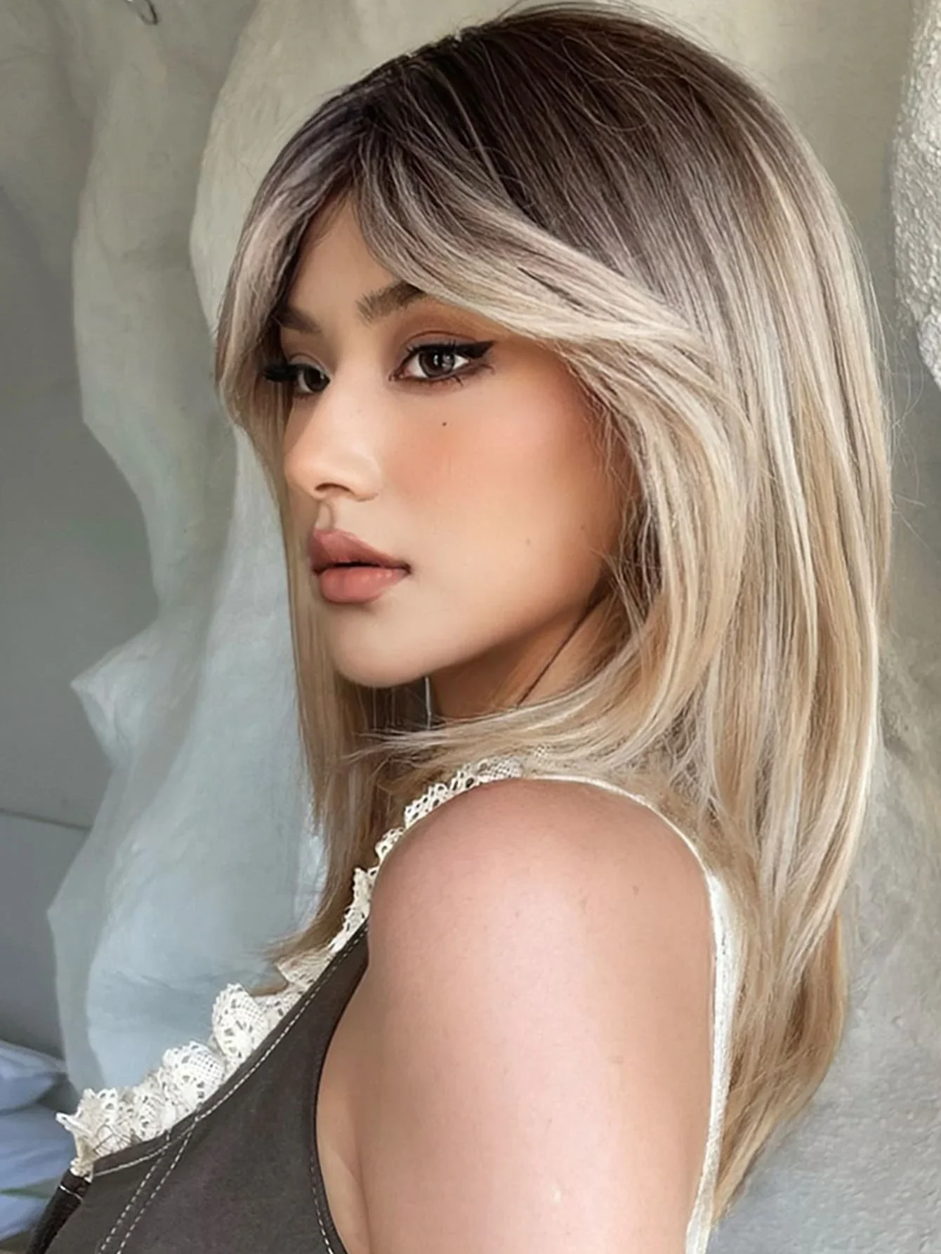 Charming Long Blonde Wigs for Women Synthetic Hair Wig with Fringe Ombre Color with Dark Roots Layered Wigs Heat Resistant Wigs