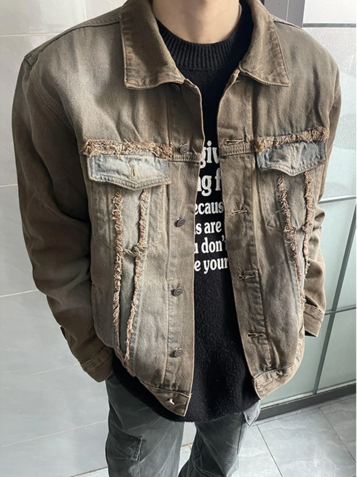 

Мужская джинсовая куртка в американском ретро-стиле, новинка 2024 года, свободный крой, из полиэфирного волокна, с эффектом потертости, в стиле рабочей одежды Wasteland, водостойкая.