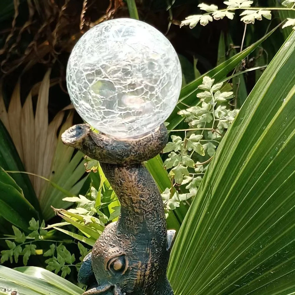 Estatuas de elefante de jardín con bola de cristal agrietada, luz LED Solar, estatuilla de elefante amoroso, escultura para exteriores, decoración de elefante