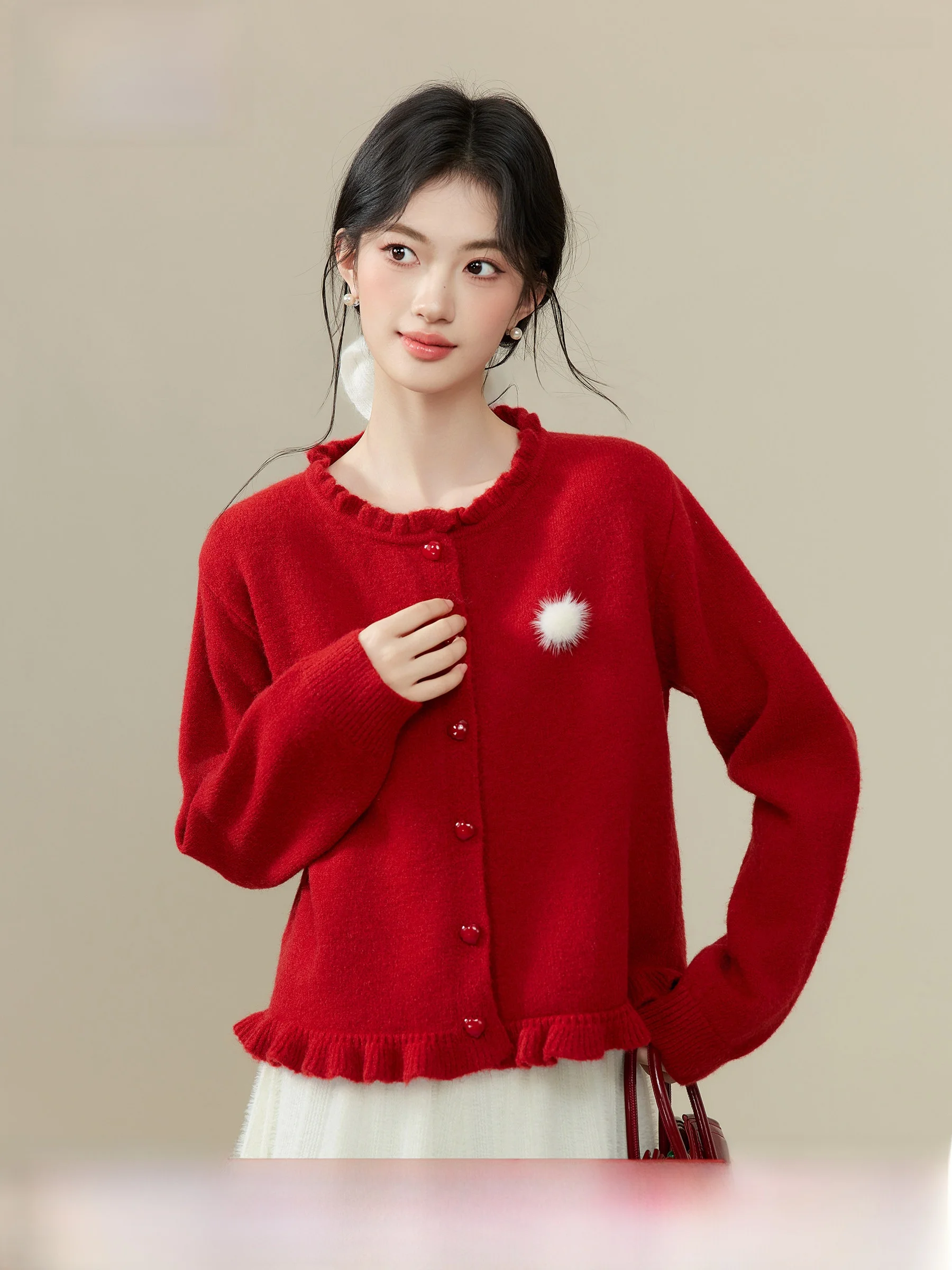 

Красный вязаный кардиган из бархата с деревянными элементами и декором из шариков, новогодняя одежда для женщин, мягкий и удобный.