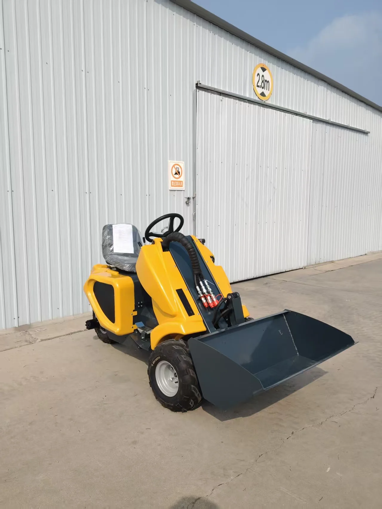 Three wheel small sliding loader hydraulic efficient agricultural engineering loading, transportation shovel maintenance