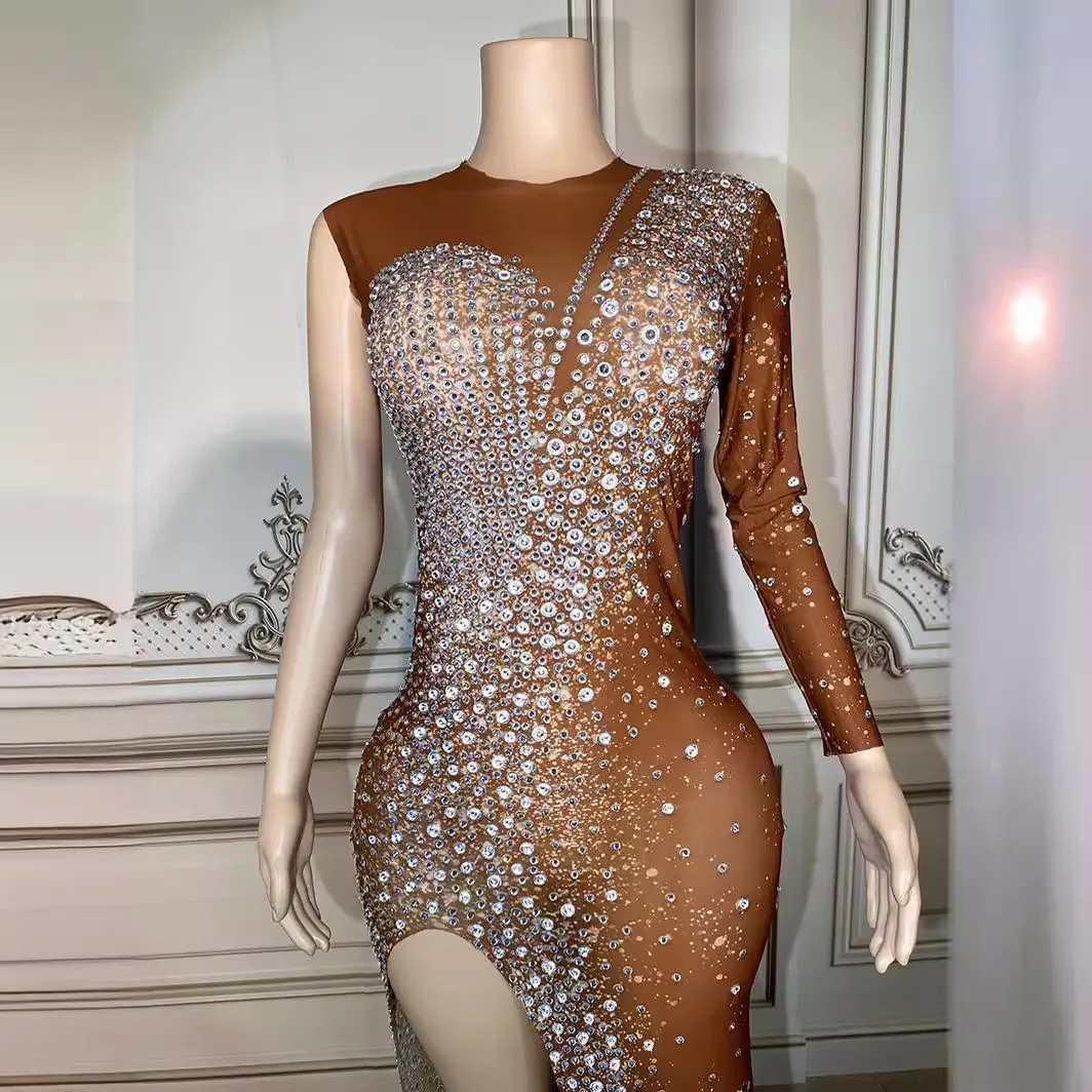 เพชรชุดยาวเสื้อผ้าวันเกิด Shining Starry Sky Rhinestone แขนเดียวสีน้ําตาลรอบคอ Elegant High Slim แยกส้อม