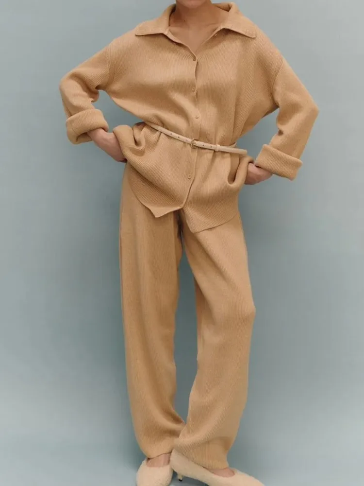 ชุดเซ็ตเสื้อสเวตเตอร์ลำลองสไตล์ใหม่สำหรับฤดูใบไม้ร่วงและฤดูหนาว เสื้อแขนยาวคอปก กางเกงขายาวทรงกว้าง ชุดสองชิ้นสำหรับผู้หญิง