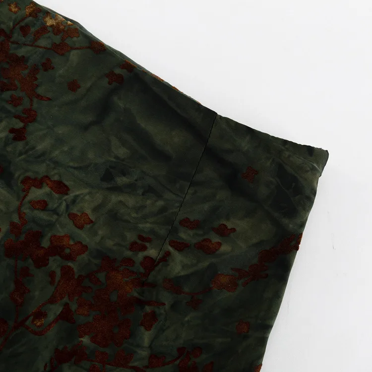 Damska sukienka w zielony wzór, jesienna, vintage, elegancka, z wysokim stanem, uniwersalna, dopasowana, ołówkowa spódnica z wysokim stanem.