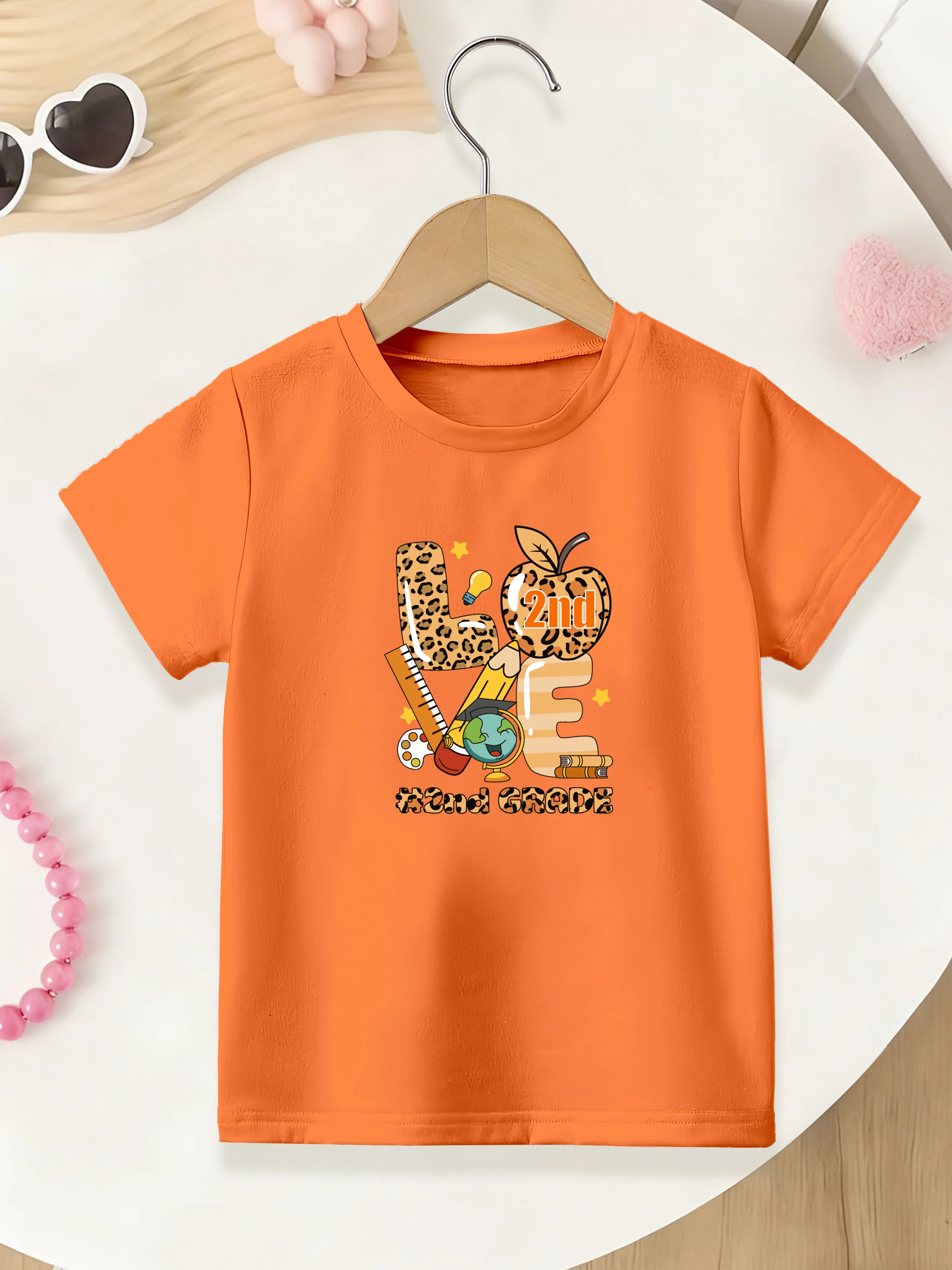 

1 шт.: Летняя футболка с короткими рукавами для девочек, с принтом в виде мультяшного глобуса, линейки и яблок, к началу учебного года.