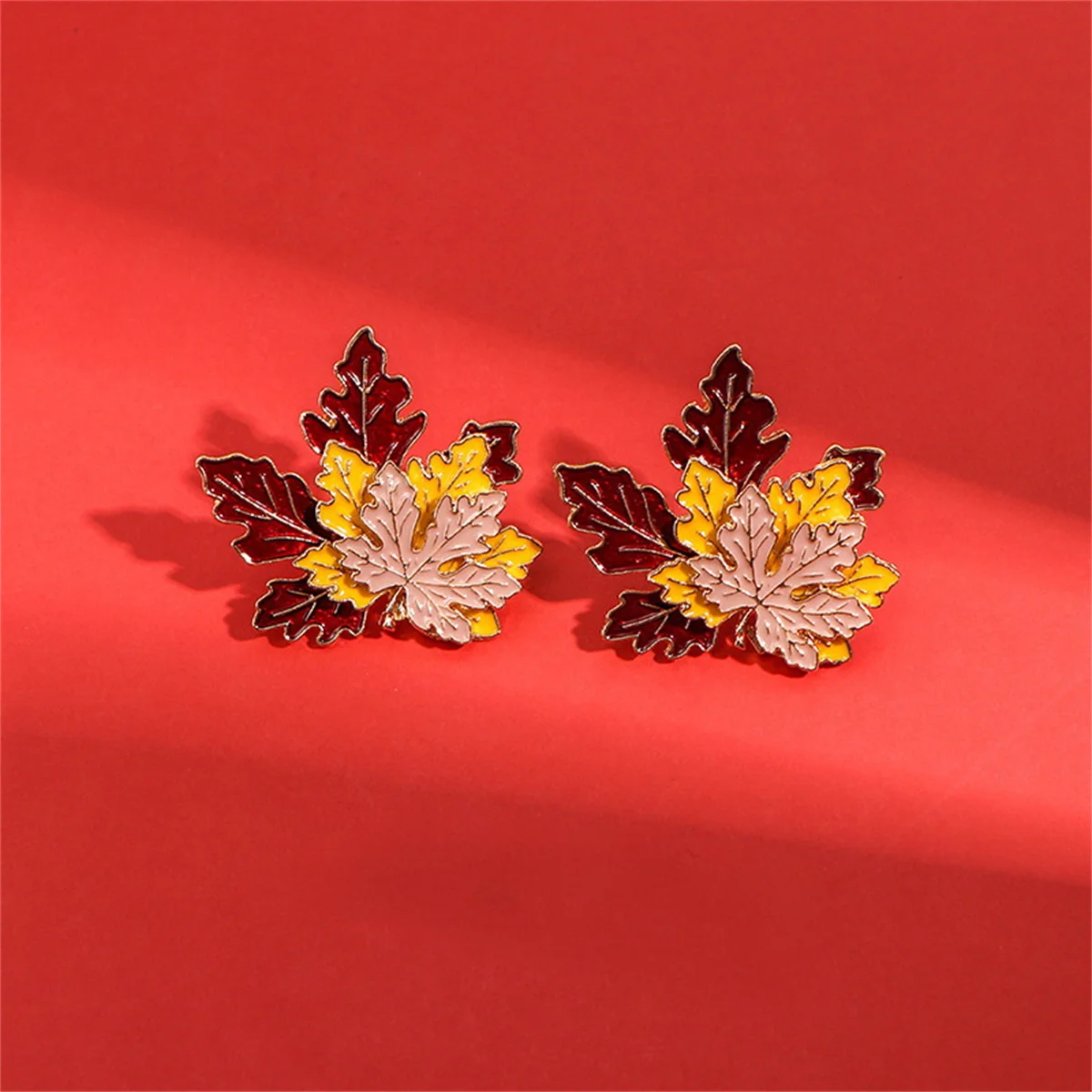 Rinhoo Vintage Colorful Enamel Maple Leaf Brooches Pins For Women Fashion Metal Leaves Backpack Badge Plant Corsage Jewelry Gift
