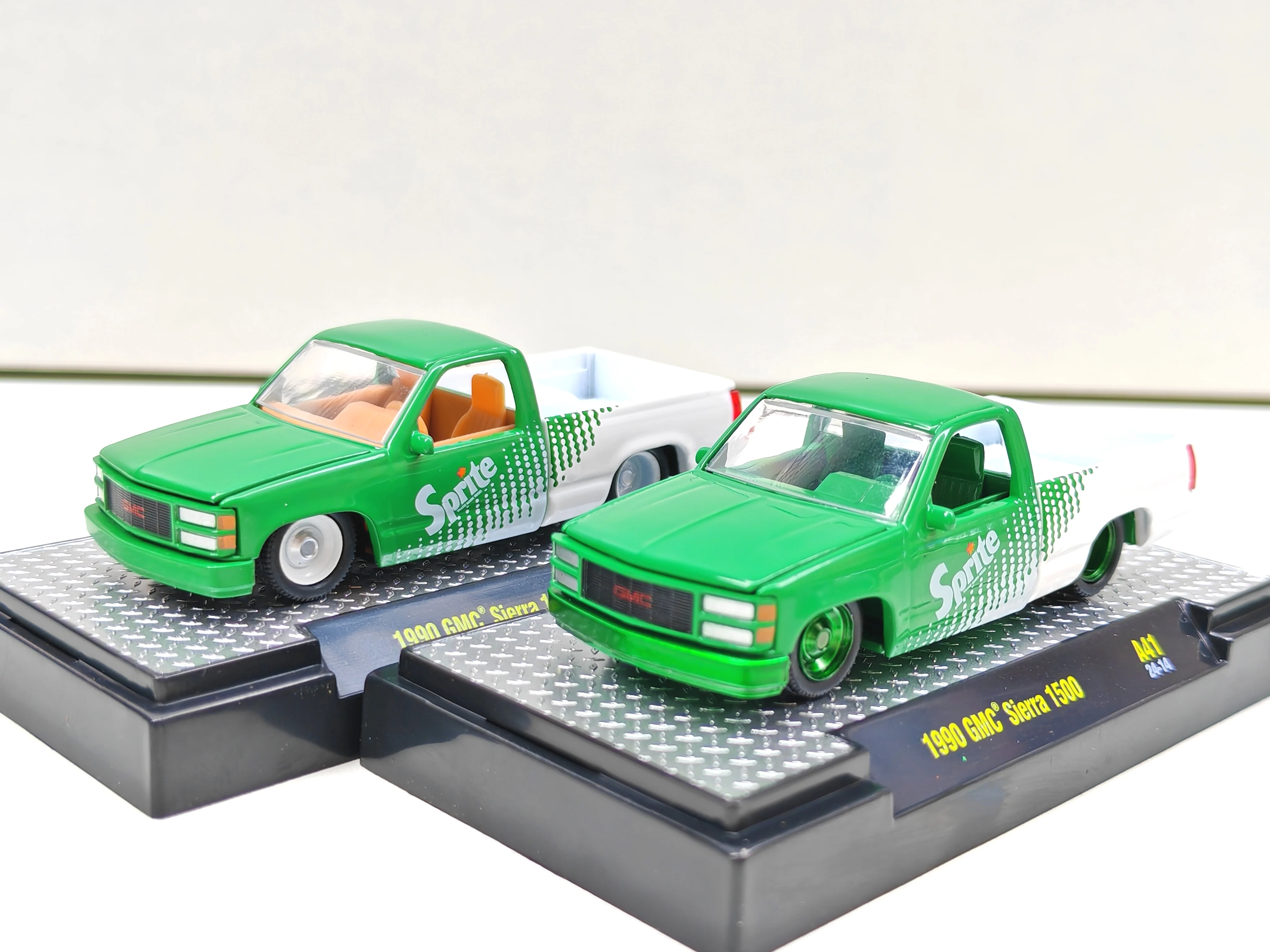 

M2 Machines 1/64 1990 GMC Sierra 1500 pickup green white A41 Die-cast Alloy Car Model Collection Gift Toy