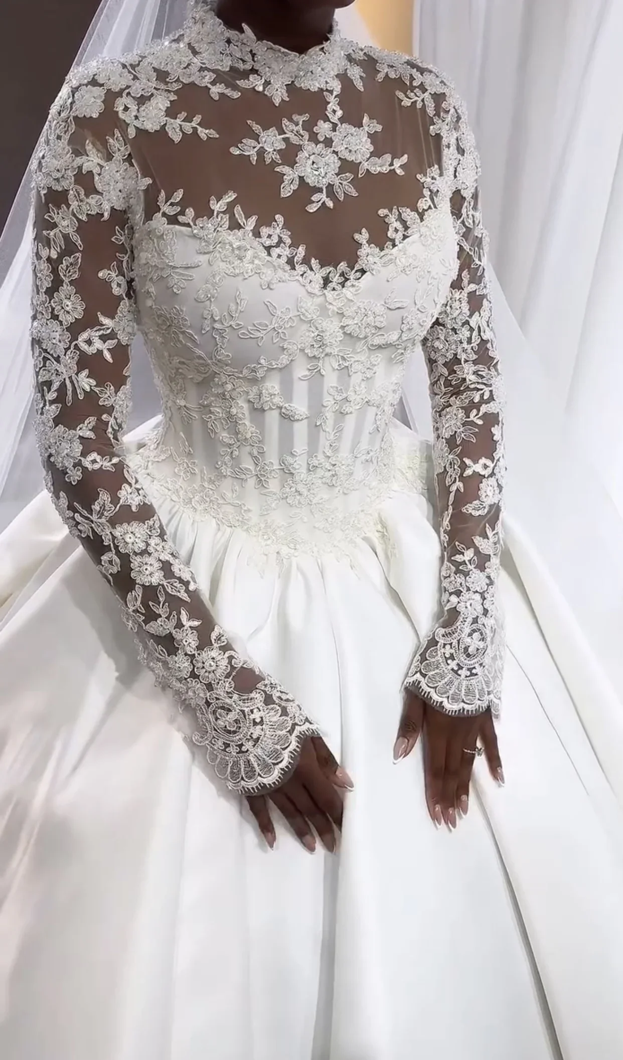 Elegant African A-line Wedding Dresses High Neck Long Sleeves Lace Applique Satin Train Bride Bridal Gown Vestidos De Novia