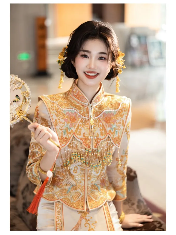 

The new fashionable wedding dress dragon and phoenix gown is a small Chinese-style for brides