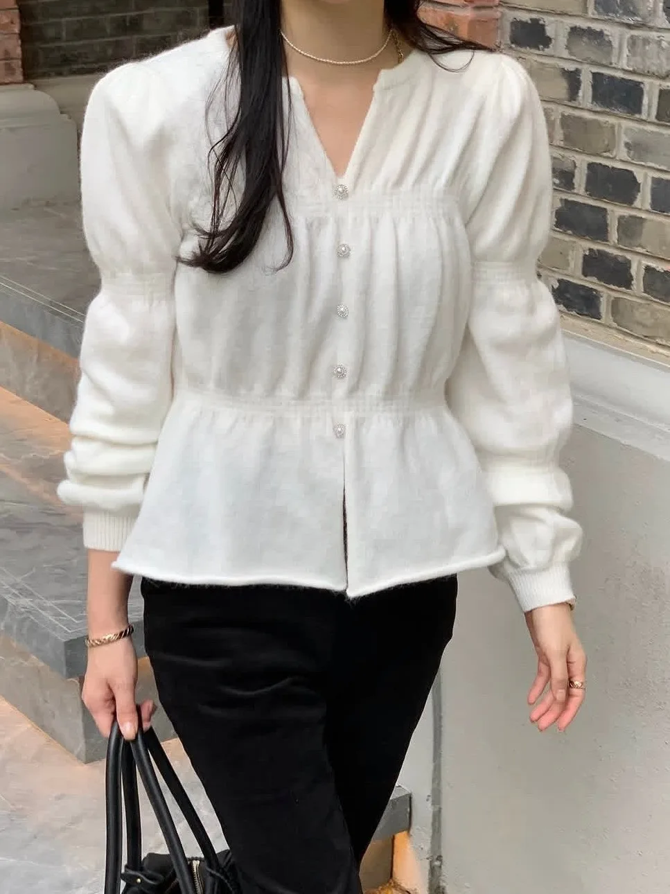 

Корейская женская приталенная блузка с V-образным вырезом, рукавами-фонариками и одной пуговицей, универсальный топ, весна 2026, уникальный дизайн, новинка