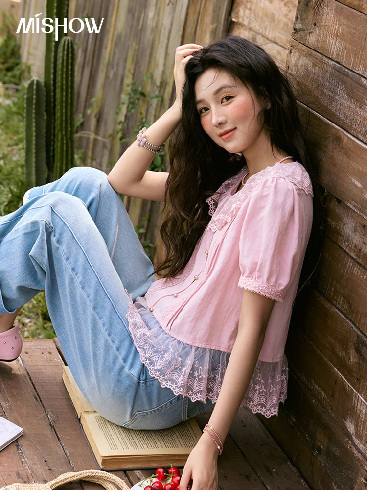 MISHOW 女性のピンクスプライスレースラウンドネックブラウス 2025 夏レース裾甘いブラウス単列金属ボタントップ MXE32X1768