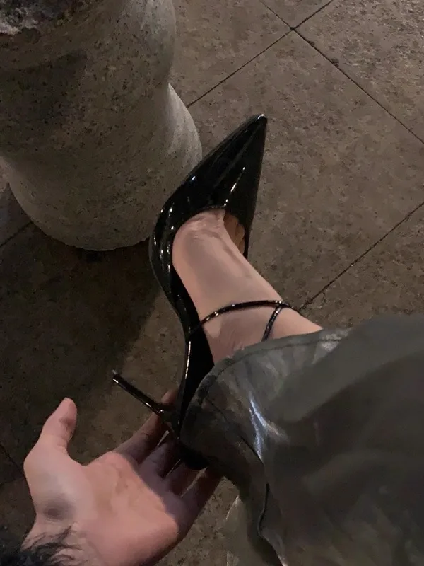 

Ele Bla Patent Leather Thin Heel Women's oes Summer 2025 Pointed Toe Strap Sandals Faionable Lady Sexy Slip-On