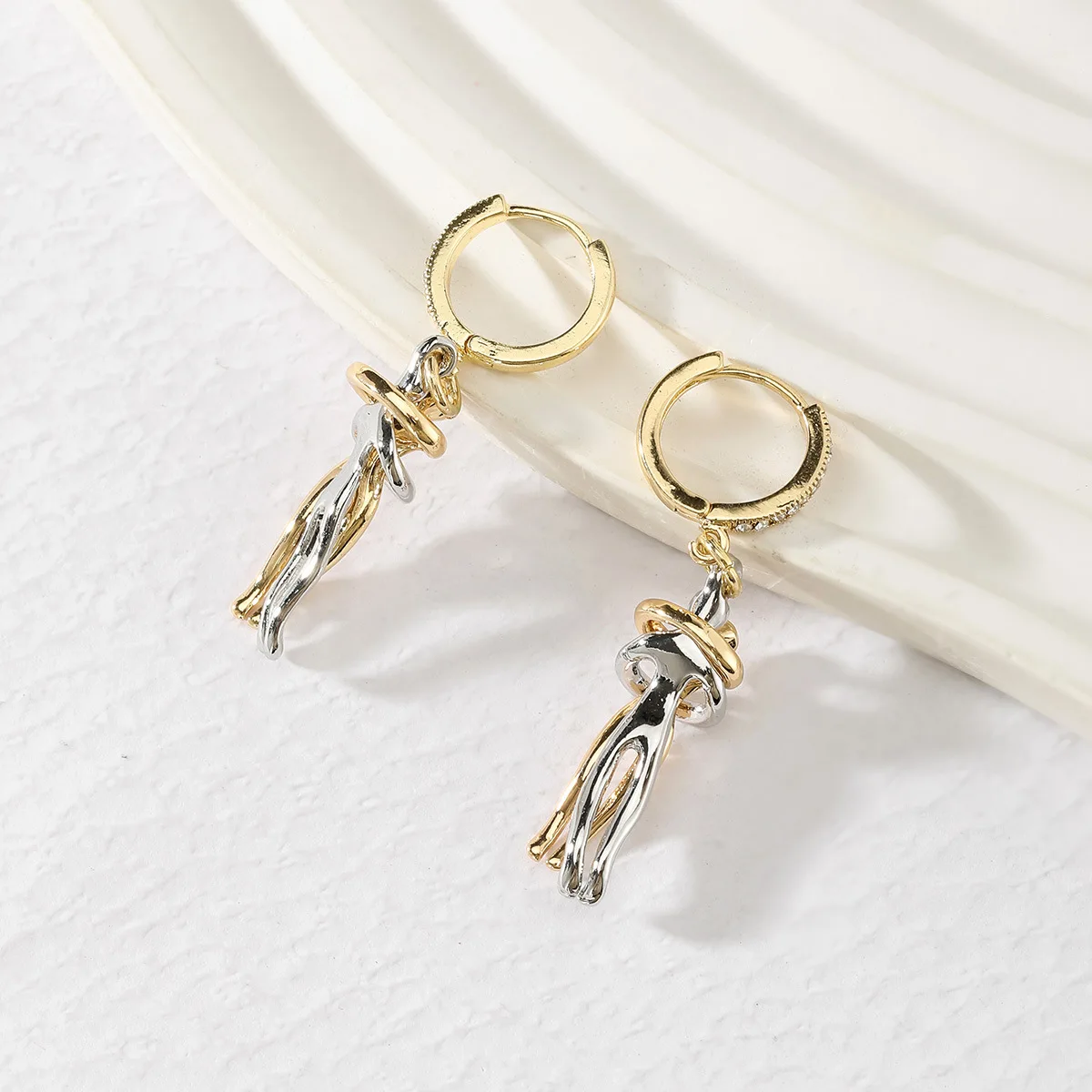Boucles d'oreilles créoles pendantes 2025, accessoires de mode exagérés, motif deux personnes enlacées, bijoux de fête stéréoscopiques