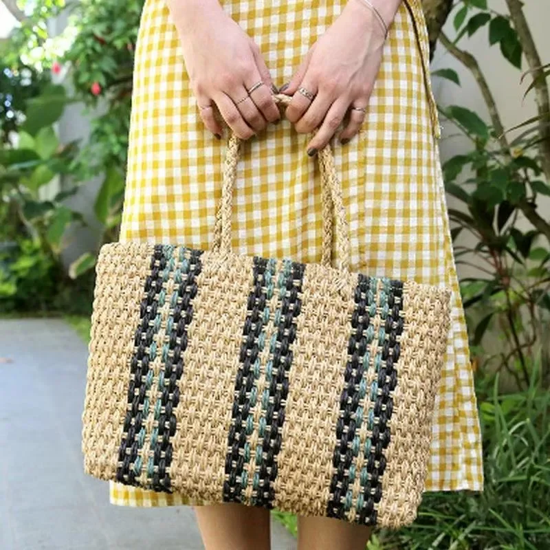 Straw Tote Bag Women One-Shoulder Hand-Woven Beach Bag Large Capacity Vacation Seaside Accessory view 2