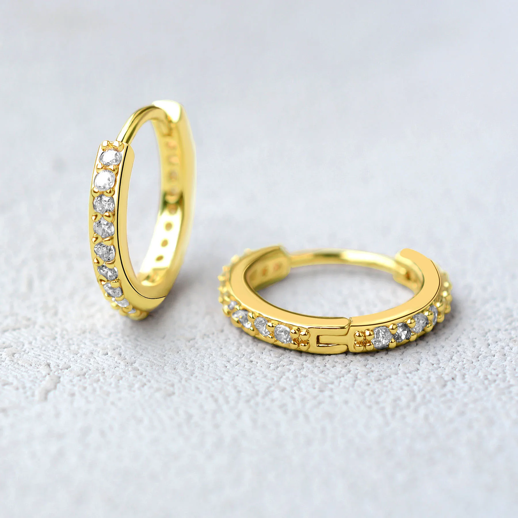 Pendientes de aro Huggies de circonia cúbica de arcoíris para niña, anillos pequeños para cartílago, Piercing de hélice pequeña, Tragus Concha, lóbulo de la oreja, aros para hombre Arete