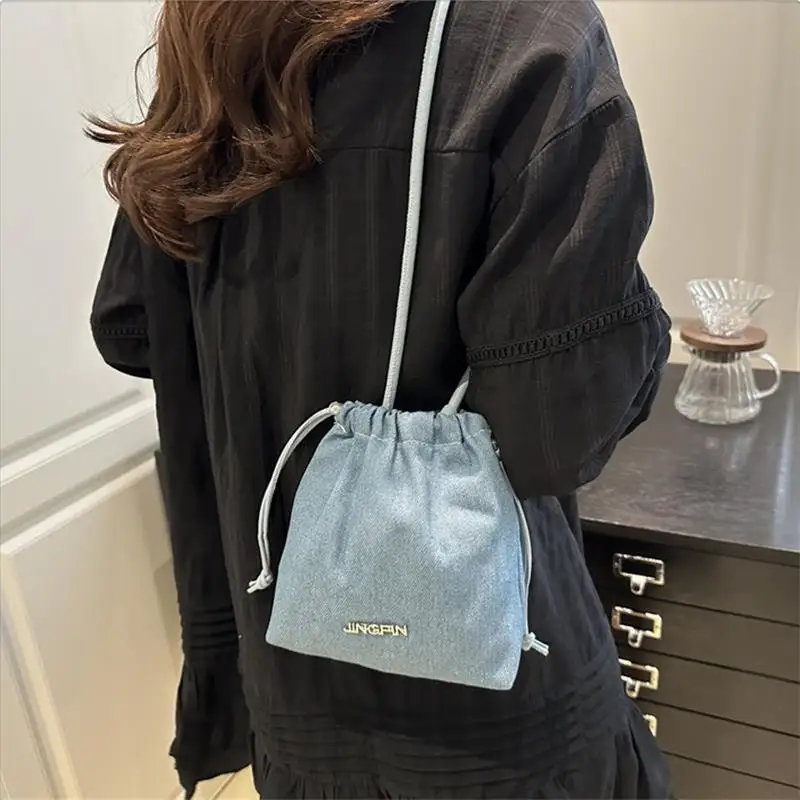 Borse a tracolla con coulisse in denim alla moda Borsa da ragazza Borsa a secchiello con tracolla Borsa da donna con senso del design della moda Borsa per telefono Borsa per pendolari Regali