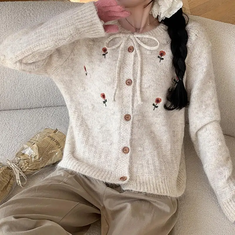 Herbst und Winter neuer süßer Damen-Strickpullover mit bestickten Blumen, elegante und süße Pulloverjacke, hautfreundlich, weich, modisch