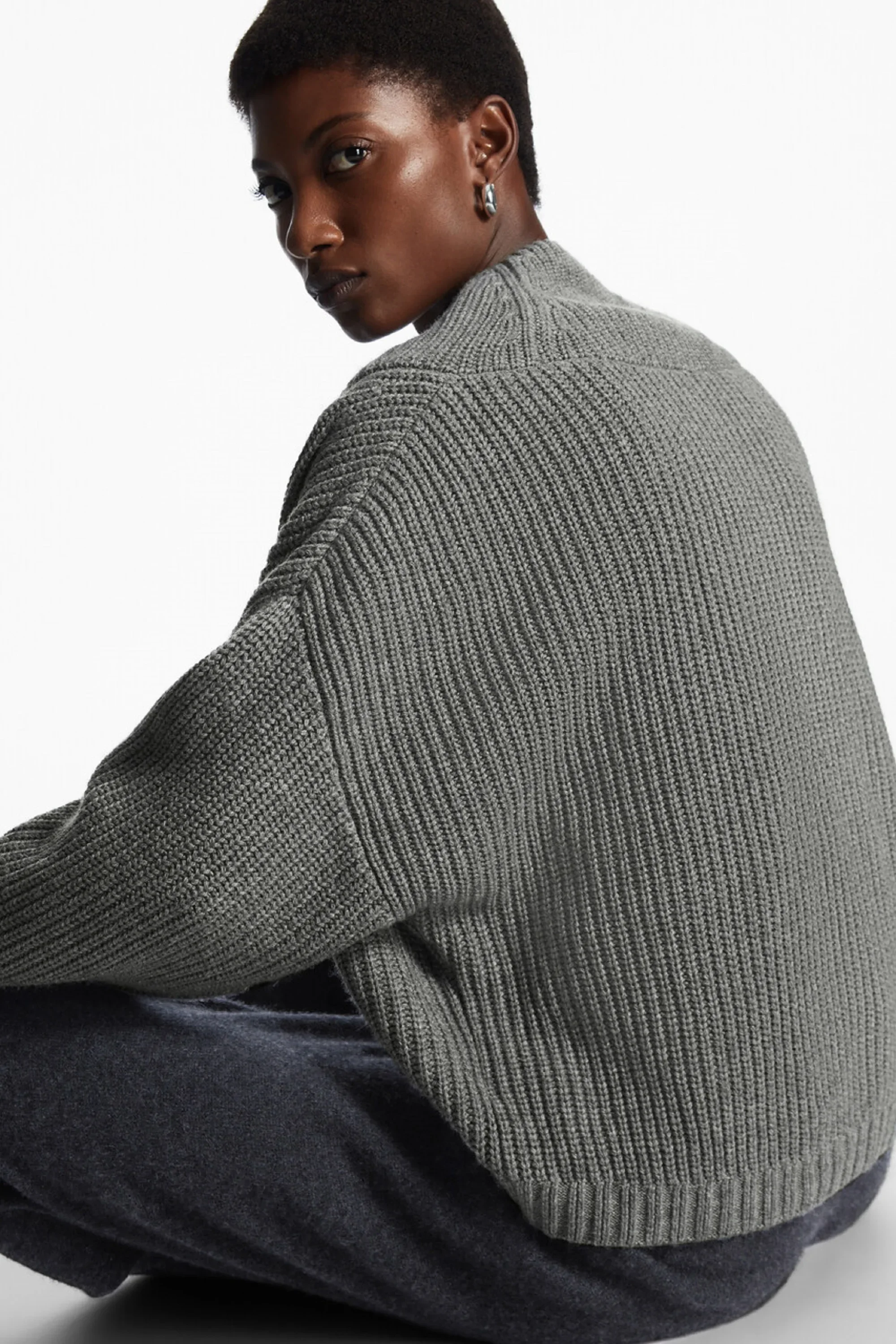 Traje etéreo 2025 cos invierno nuevo estilo de suéter de mezcla de lana con cuello en V informal y a la moda para mujer