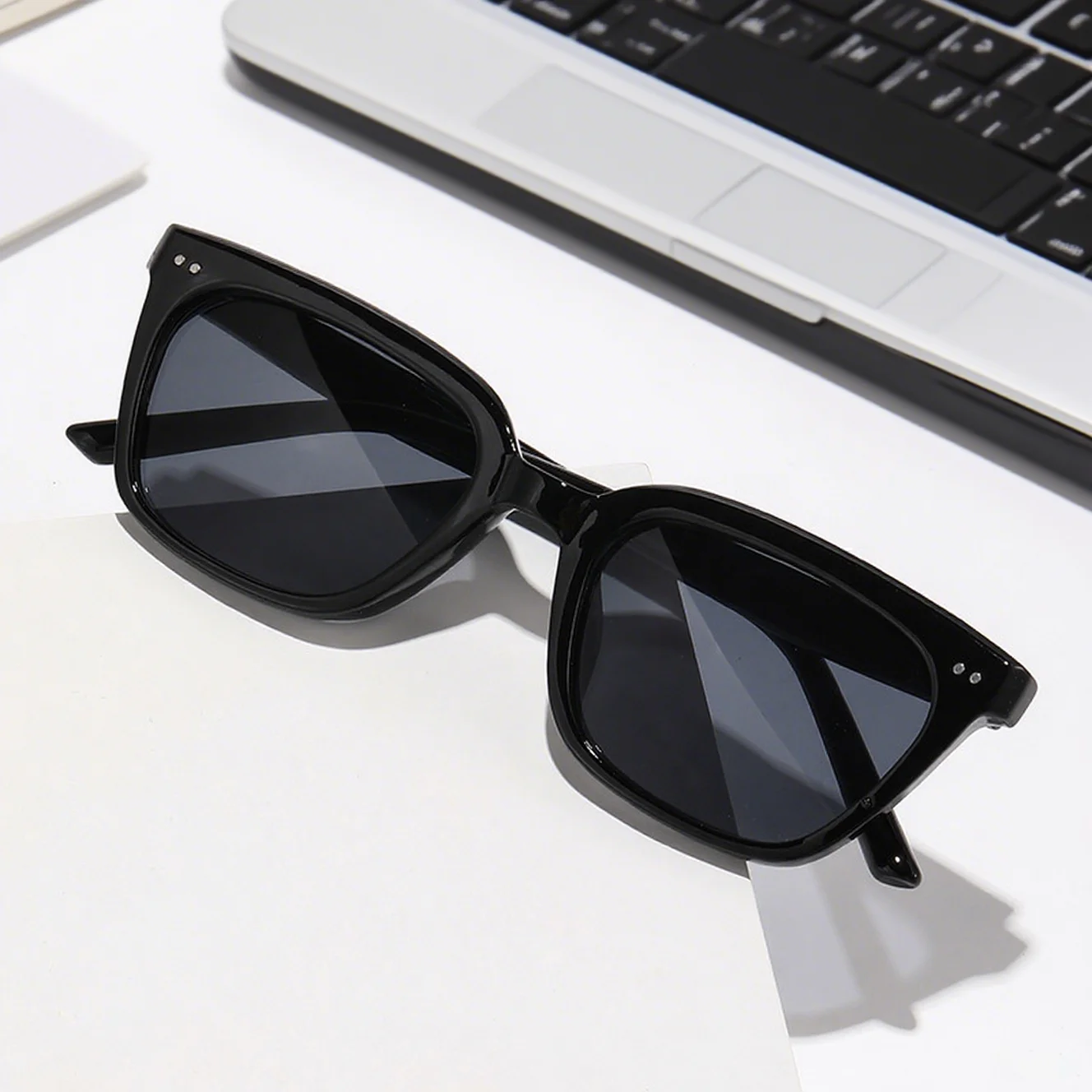 

2025 Summer New Fashionable Mi Nail Women's Sunglasses Retro Ultra Light Neutral High Quality Driving UV400 Sunscreen Sunglasses