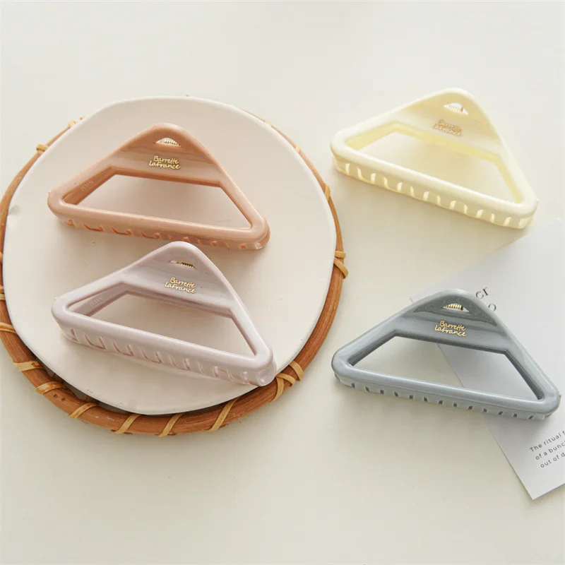 

Korean Women Large Hollowed out Triangle Hair Claw Barrettes Ladies Fashion Hair Clips Headwear Girls Casual Hair Accessories