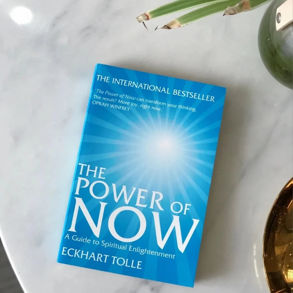 2025 جديد قوة الآن بقلم Eckhart Tolle دليل للتنوير الروحي كتاب اللغة الإنجليزية