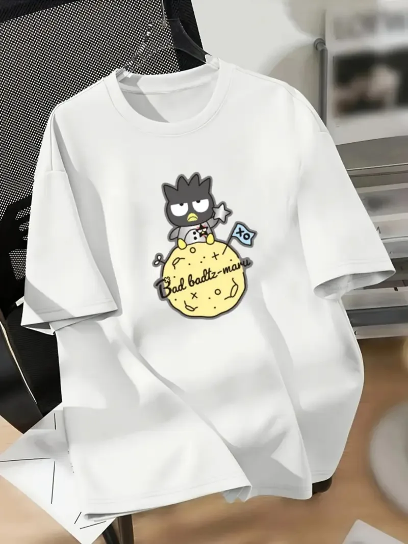تي شيرت قطني من Badtz Maru Sanrio مطبوع عليه Badtz Maru على القمر مع عناصر النجمة والعلم من القطن الخالص الناعم للارتداء غير الرسمي