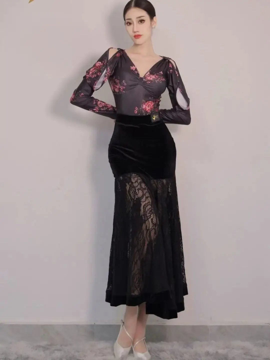 

Платье для бальных танцев для женщин, с длинными рукавами, V-образным вырезом, с принтом, с разрезом, тренировочная одежда, платье для современных танцев, ча-ча-ча, румба, вальс, DN22807