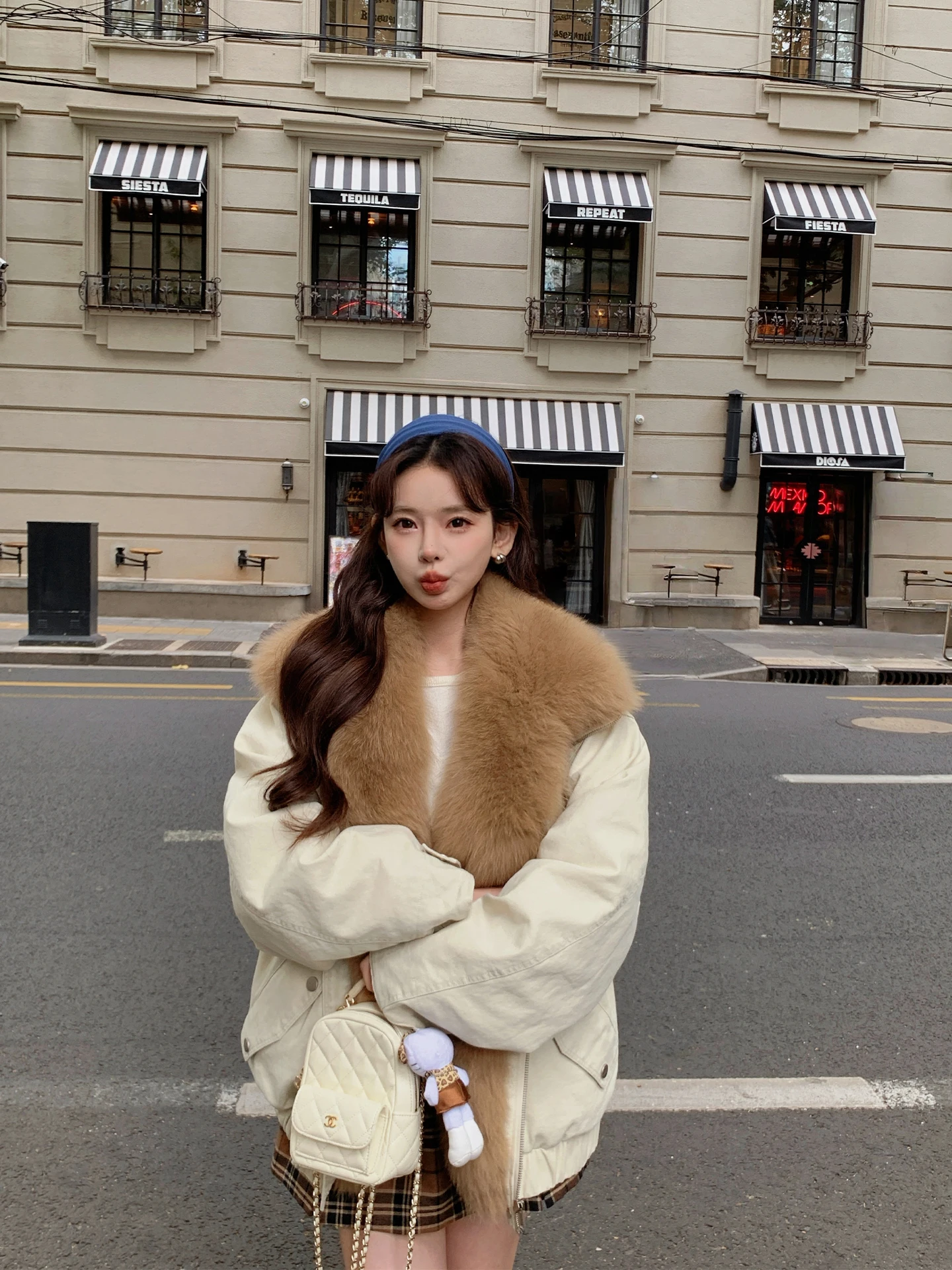 

Зимняя теплая женская куртка-парка Daisy Day Night Knight с отстегивающимся цветным меховым воротником, наполнителем из гусиного пуха и джинсовым верхом