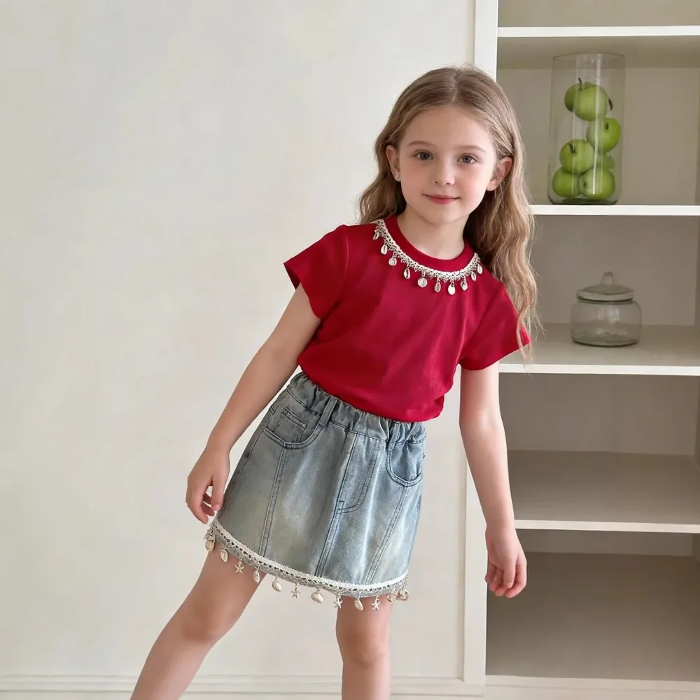 

Новый летний комплект для девочек 2026: красная футболка с коротким рукавом и джинсовая юбка с ожерельем-ракушкой, пляжный наряд для отпуска, размеры 90-150 см