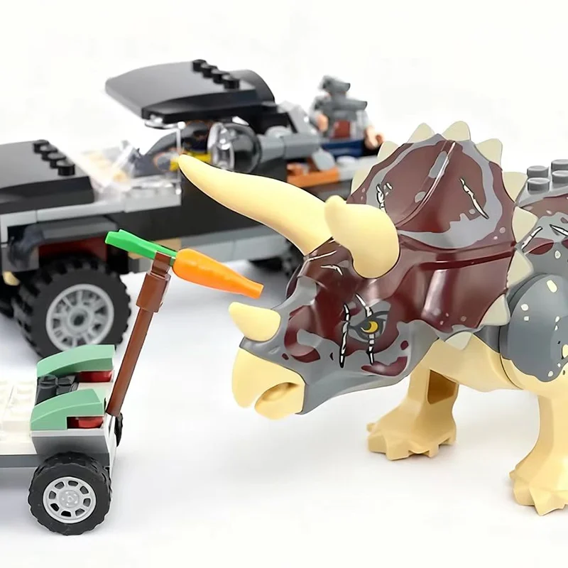 ชุดตัวต่อไดโนเสาร์ที่เข้ากันได้กับของเล่นจากผู้ผลิตอื่น ชุดโลกไดโนเสาร์ ซีรีส์ทริเซอราทอปส์ ชุดประกอบของเล่นสำหรับเด็ก ﻿