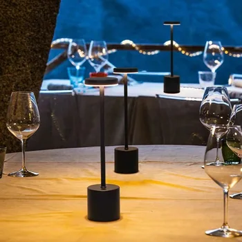 Lampada da tavolo classica in metallo 1PC Luce notturna ricaricabile USB Dimmerazione continua Touch Lampada da comodino a 3 livelli Decorazione bar dell'hotel