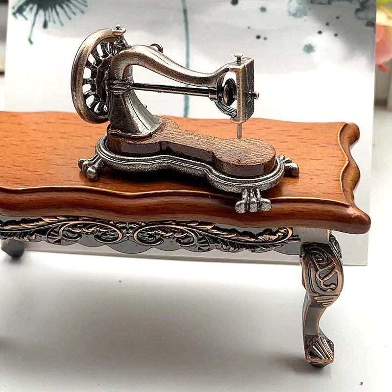 Mini máquina de coser en miniatura de aleación, escala 1:12, decoración artesanal para casa de muñecas, regalo, 1 ud.