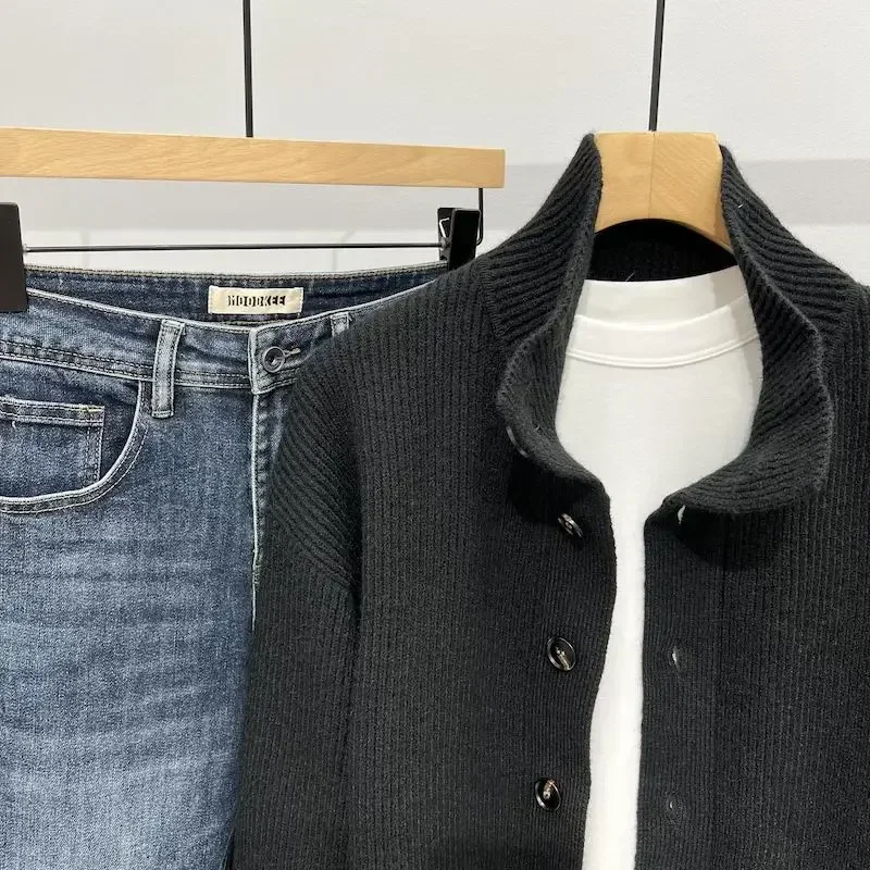 Ropa de hombre, suéteres de punto con cuello negro para hombre, cárdigan liso de Color sólido, abrigo de otoño coreano antiguo, pedido de estilo de tendencia 2025