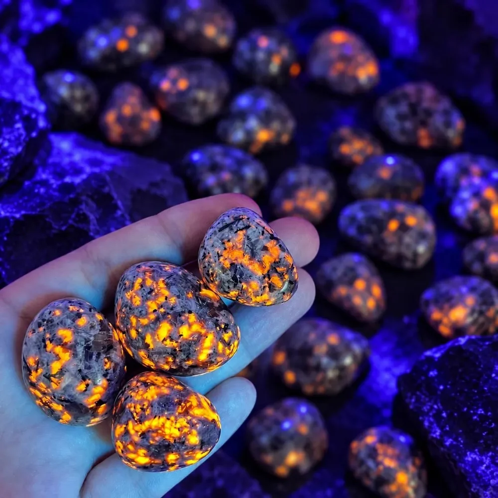Natural Yooperlite Tumbled Stone UV Reactive Flame Stones Crystal Healing Stone for Decoration  & Collection Gift