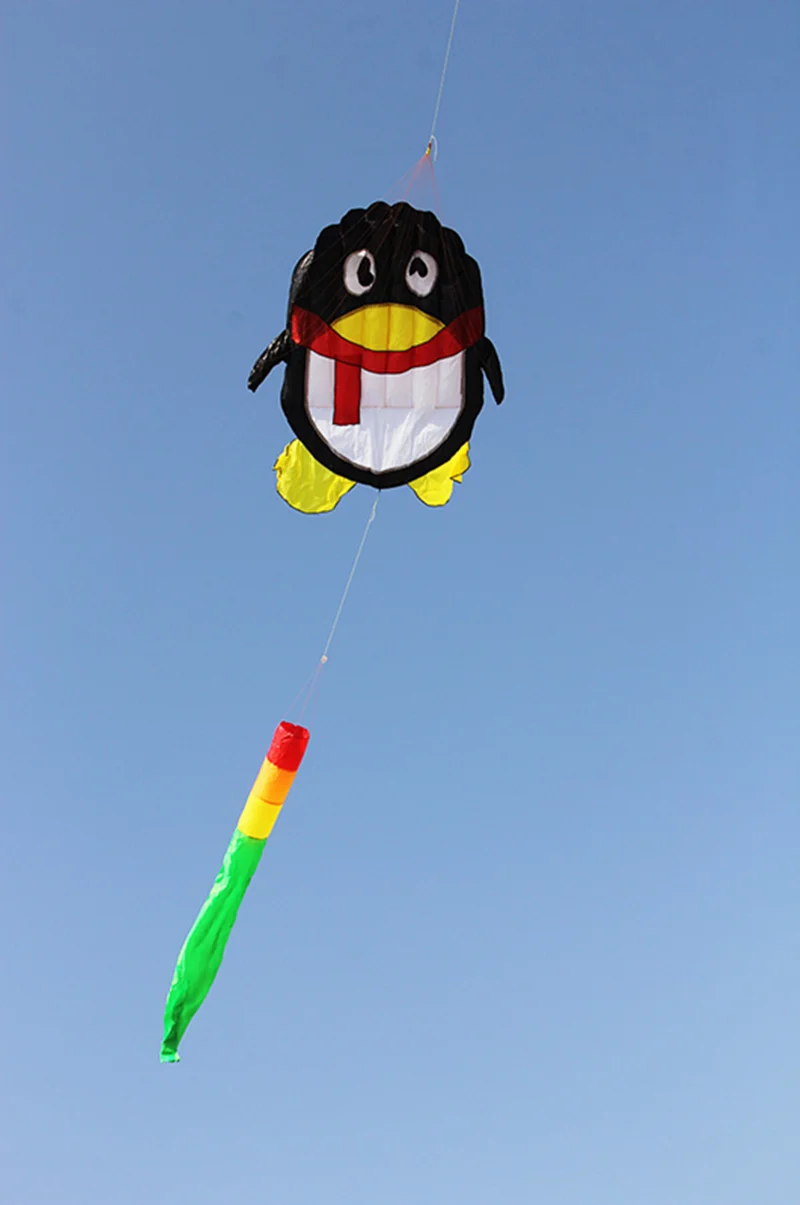 Envío Gratis, pipas de pingüino, juguetes voladores para niños, cometa de dibujos animados, juegos inflables su maymunu atan tabanca lenkdrachen al aire libre