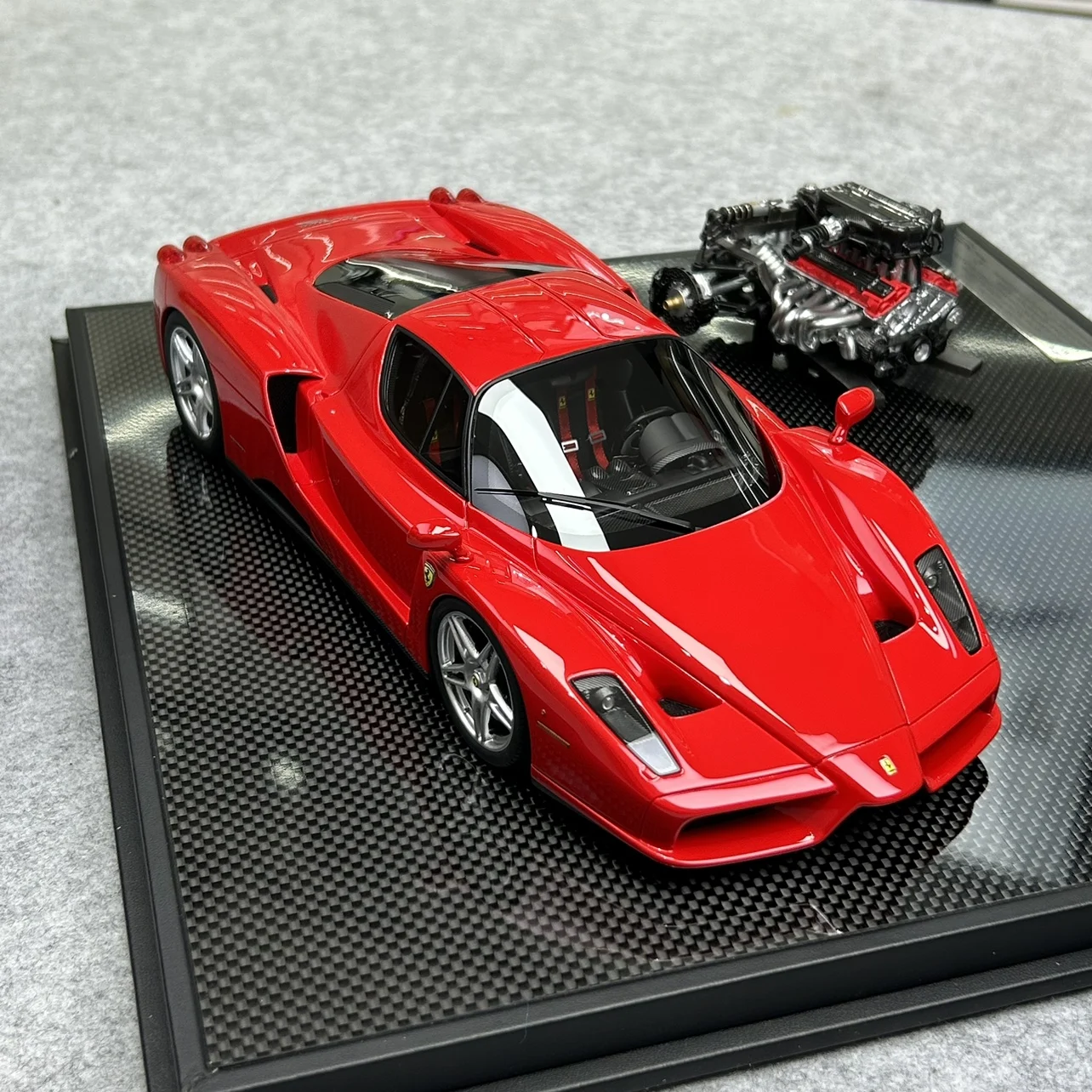 Modelos generales 1:18 Enzo 2002 viene con simulación de motor, edición limitada, modelo de coche estático de Metal de resina, juguete para regalo