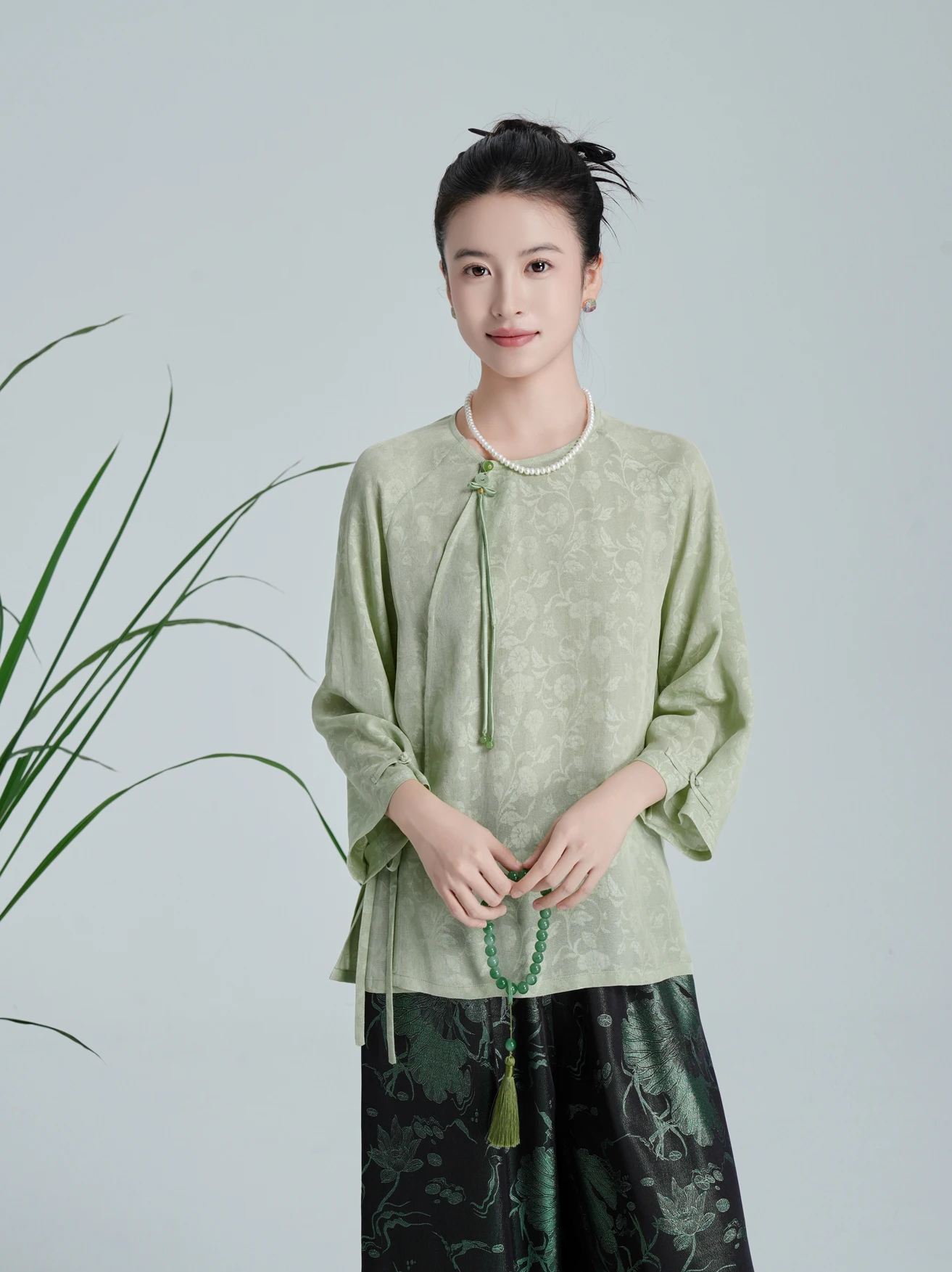 

Повседневная женская блузка ручной работы из шелка, двухцветная, в традиционном китайском стиле, с коротким рукавом и воротником-стойкой