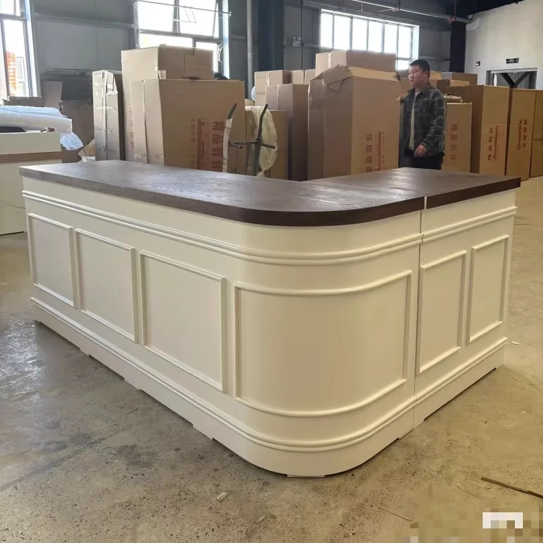 Pagina di cassa del bar francese Tavolo da negozio di fiori ad angolo del negozio di abbigliamento in stile crema Bancone curvo