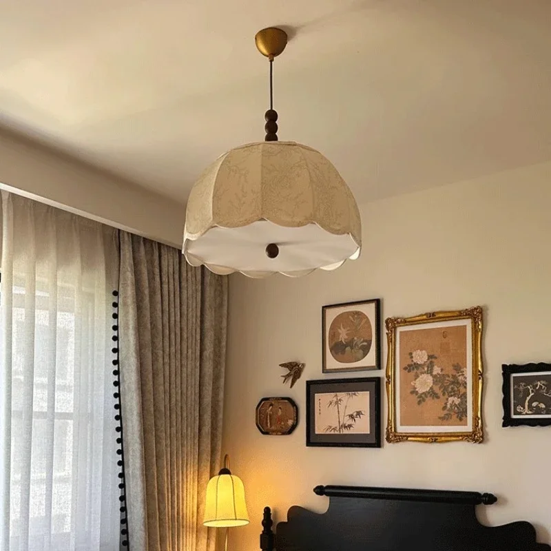 

French medieval vintage restaurant chandelier, retro Nanyang style, bedroom light, wabi sandy wind, master bedroom chandelier