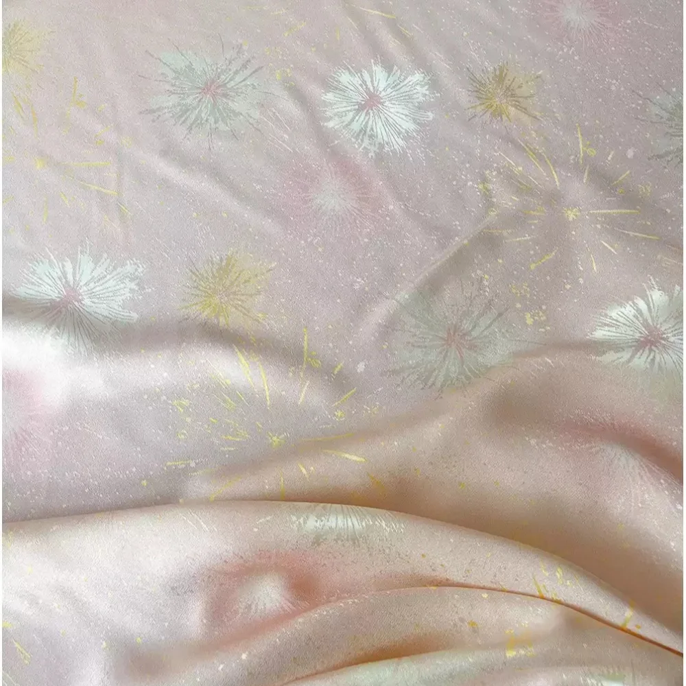 美しい最新ファッション、通気性のある光沢のある織り花柄ゴールデンデザイン、快適なシルクジャカード生地、女性用ドレスシャツに最適