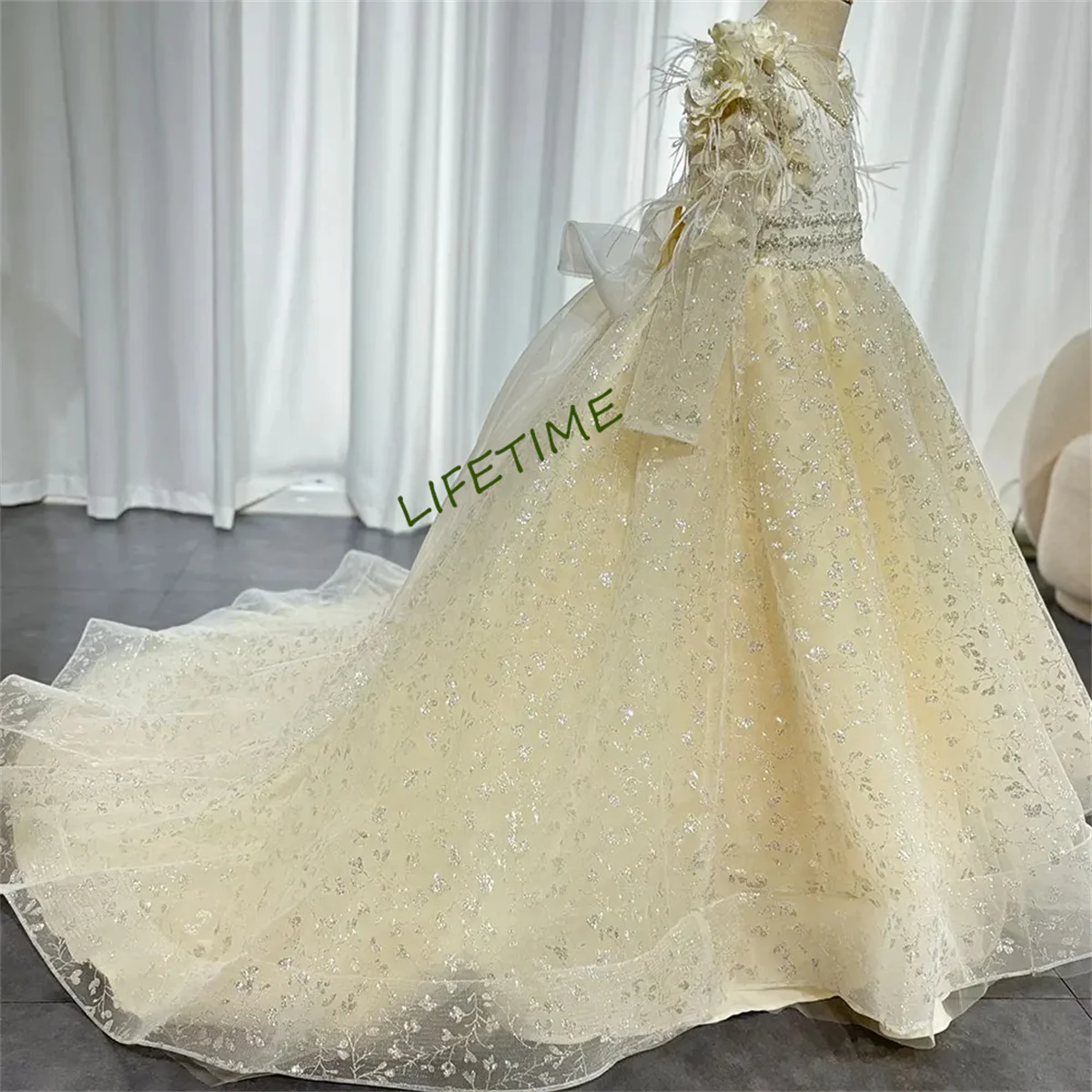 

Luxury Off White Flower Girl Dresses Dubai Beading Sequined Princess Gown for Kids Wedding Birthday Party Pageant J085