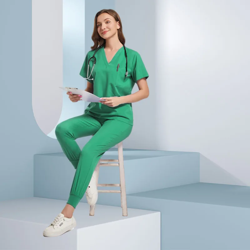 Vendita calda di alta qualità Uniforme ospedaliera Top e pantaloni all'ingrosso Taglie forti Set di uniformi per scrub infermieristico per donne mediche