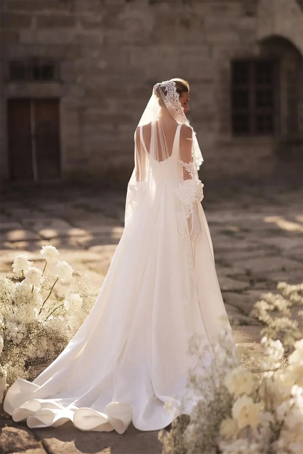 Tokyo Customized White Spaghetti Strap Wedding Dresses Sleeveless Elegant Court Train Bridal Gown Side High Split Wedding Gown