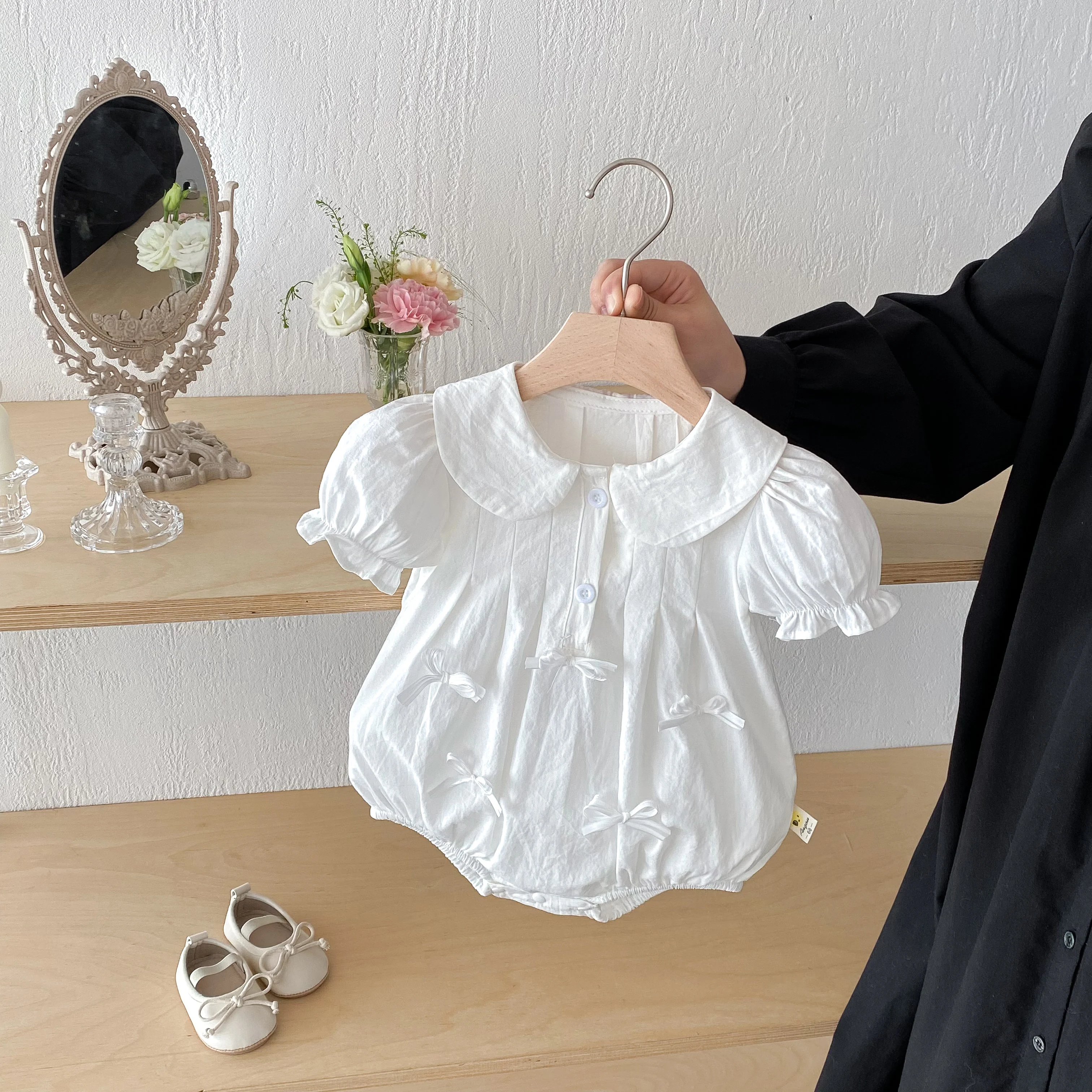 فستان صيفي للفتيات الصغيرات بأكمام قصيرة وطية صدر السترة مثلث من قطعة واحدة مع بدلة تسلق لطيفة على شكل فيونكة #2